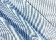 130GSM 100%のポリエステル ワイシャツの生地/偶然のゆがみによって編まれる生地の青い縞を働かせて下さい