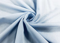 130GSM 100%のポリエステル ワイシャツの生地/偶然のゆがみによって編まれる生地の青い縞を働かせて下さい